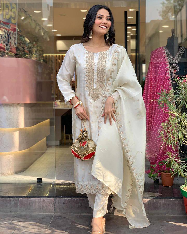 Off White Embroidered Kurta Set – Punjabi Style Wedding Guest Outfit