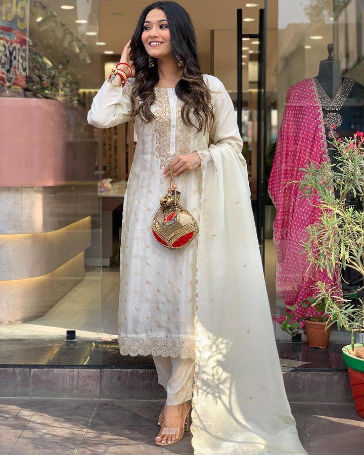 Off White Embroidered Kurta Set – Punjabi Style Wedding Guest Outfit